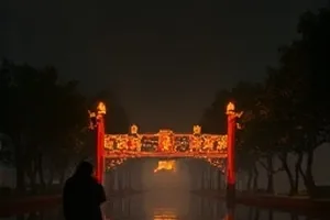 山脊线的孩子封面，高原寄宿点门前排队的孩子背影