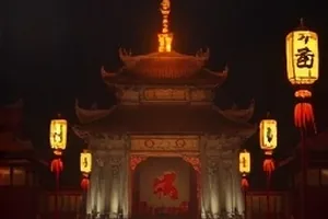 海底两千米封面，深潜器舷窗外幽蓝海水与浮游物