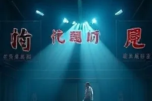 旧唱片行封面，木架上排列整齐的黑胶唱片侧脊