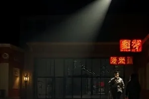 静默来电封面，昏暗楼道里亮着的一台老式电话