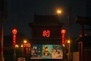 第四座灯塔封面，浓雾中若隐若现的白色塔身