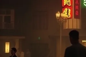 玻璃温室封面，旧厂区里透光的玻璃顶棚与绿植